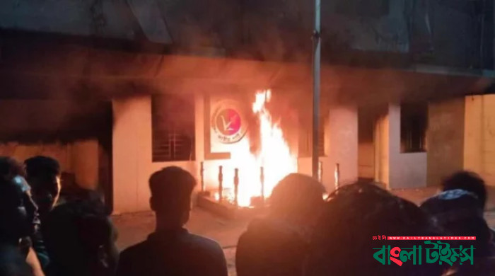 জাতীয় পার্টির কার্যালয়ে আগুন